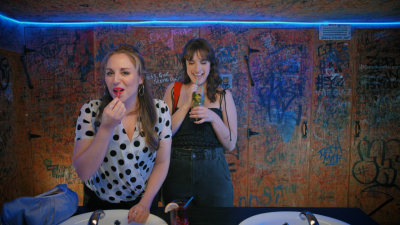 2 FILLES AUX TOILETTES